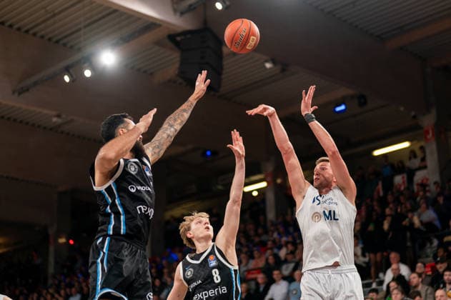 Ryan Mikesell (MLP Academics Heidelberg, 33) beim Wurf, Martin Breunig (Veolia Towers Hamburg, 13), Jared Grey (Veolia Towers Hamburg, 08), GER, Veolia Towers Hamburg vs MLP Academics Heidelberg, Basketball, Bundesliga, Spieltag 24, Saison 2025 2026, 13.03.2026 GER, Veolia Towers Hamburg vs MLP Academics Heidelberg, Basketball, Bundesliga, Spieltag 24, Saison 2025 2026, 13.03.2026 Hamburg Copyright: xEibner-Pressefoto MaxxVincenx EP_MVN