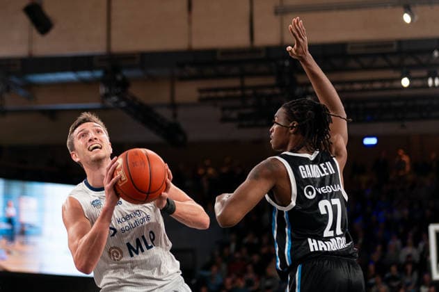 Ryan Mikesell (MLP Academics Heidelberg, 33) im Zweikampf mit Karl Gamble (Veolia Towers Hamburg, 27), GER, Veolia Towers Hamburg vs MLP Academics Heidelberg, Basketball, Bundesliga, Spieltag 24, Saison 2025 2026, 13.03.2026 GER, Veolia Towers Hamburg vs MLP Academics Heidelberg, Basketball, Bundesliga, Spieltag 24, Saison 2025 2026, 13.03.2026 Hamburg Copyright: xEibner-Pressefoto MaxxVincenx EP_MVN