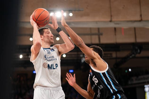 Ryan Mikesell (MLP Academics Heidelberg, 33) beim Wurf, Kenneth Ogbe (Veolia Towers Hamburg, 25), GER, Veolia Towers Hamburg vs MLP Academics Heidelberg, Basketball, Bundesliga, Spieltag 24, Saison 2025 2026, 13.03.2026 GER, Veolia Towers Hamburg vs MLP Academics Heidelberg, Basketball, Bundesliga, Spieltag 24, Saison 2025 2026, 13.03.2026 Hamburg Copyright: xEibner-Pressefoto MaxxVincenx EP_MVN