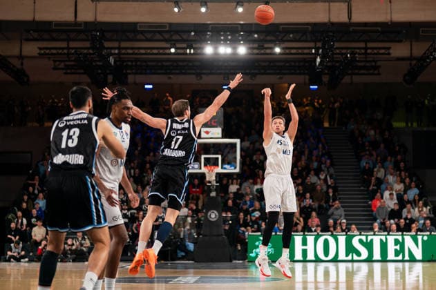 Ryan Mikesell (MLP Academics Heidelberg, 33) beim Wurf, Niklas Wimberg (Veolia Towers Hamburg, 17), GER, Veolia Towers Hamburg vs MLP Academics Heidelberg, Basketball, Bundesliga, Spieltag 24, Saison 2025 2026, 13.03.2026 GER, Veolia Towers Hamburg vs MLP Academics Heidelberg, Basketball, Bundesliga, Spieltag 24, Saison 2025 2026, 13.03.2026 Hamburg Copyright: xEibner-Pressefoto MaxxVincenx EP_MVN