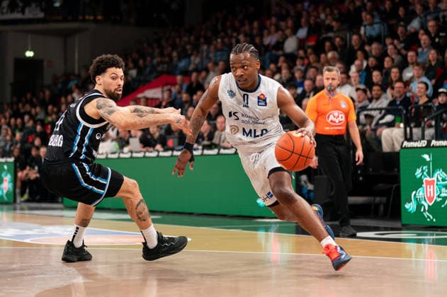 Damariae Horne (MLP Academics Heidelberg, 00) im Dribbling gegen Devon Daniels (Veolia Towers Hamburg, 21), GER, Veolia Towers Hamburg vs MLP Academics Heidelberg, Basketball, Bundesliga, Spieltag 24, Saison 2025 2026, 13.03.2026 GER, Veolia Towers Hamburg vs MLP Academics Heidelberg, Basketball, Bundesliga, Spieltag 24, Saison 2025 2026, 13.03.2026 Hamburg Copyright: xEibner-Pressefoto MaxxVincenx EP_MVN