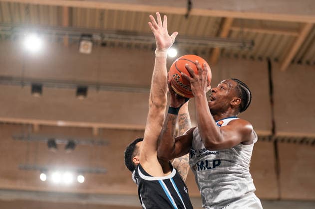 Damariae Horne (MLP Academics Heidelberg, 00) beim Korbleger, Martin Breunig (Veolia Towers Hamburg, 13), GER, Veolia Towers Hamburg vs MLP Academics Heidelberg, Basketball, Bundesliga, Spieltag 24, Saison 2025 2026, 13.03.2026 GER, Veolia Towers Hamburg vs MLP Academics Heidelberg, Basketball, Bundesliga, Spieltag 24, Saison 2025 2026, 13.03.2026 Hamburg Copyright: xEibner-Pressefoto MaxxVincenx EP_MVN