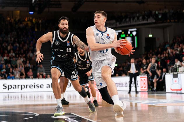 Dusan Neskovic (MLP Academics Heidelberg, 07) im Dribbling, Martin Breunig (Veolia Towers Hamburg, 13), GER, Veolia Towers Hamburg vs MLP Academics Heidelberg, Basketball, Bundesliga, Spieltag 24, Saison 2025 2026, 13.03.2026 GER, Veolia Towers Hamburg vs MLP Academics Heidelberg, Basketball, Bundesliga, Spieltag 24, Saison 2025 2026, 13.03.2026 Hamburg Copyright: xEibner-Pressefoto MaxxVincenx EP_MVN