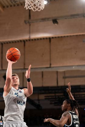 Ryan Mikesell (MLP Academics Heidelberg, 33) beim Korbleger, Karl Gamble (Veolia Towers Hamburg, 27), GER, Veolia Towers Hamburg vs MLP Academics Heidelberg, Basketball, Bundesliga, Spieltag 24, Saison 2025 2026, 13.03.2026 GER, Veolia Towers Hamburg vs MLP Academics Heidelberg, Basketball, Bundesliga, Spieltag 24, Saison 2025 2026, 13.03.2026 Hamburg Copyright: xEibner-Pressefoto MaxxVincenx EP_MVN