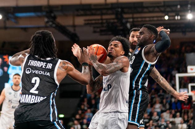 Michael Weathers (MLP Academics Heidelberg, 20) im Zweikampf, Kampf um den Ball mit Leonard Thorpe Jr. (Veolia Towers Hamburg, 02), Osaro Rich (Veolia Towers Hamburg, 03), GER, Veolia Towers Hamburg vs MLP Academics Heidelberg, Basketball, Bundesliga, Spieltag 24, Saison 2025 2026, 13.03.2026 GER, Veolia Towers Hamburg vs MLP Academics Heidelberg, Basketball, Bundesliga, Spieltag 24, Saison 2025 2026, 13.03.2026 Hamburg Copyright: xEibner-Pressefoto MaxxVincenx EP_MVN