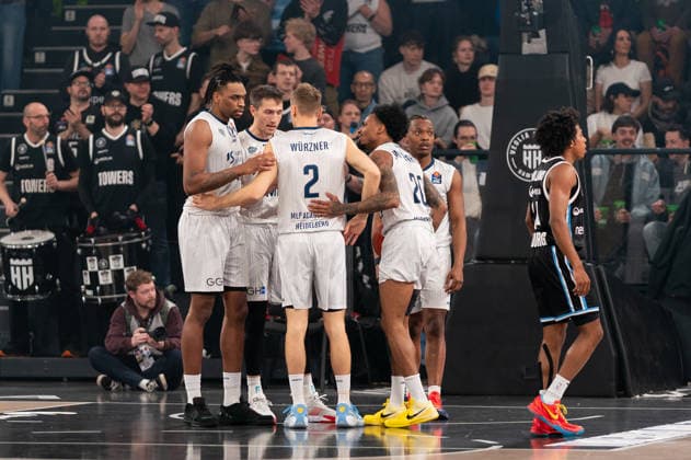 Heidelberger Mannschaft beim Huddle, Osun Osunniyi (MLP Academics Heidelberg, 12), Niklas Wuerzner (MLP Academics Heidelberg, 02), Michael Weathers (MLP Academics Heidelberg, 20), Damariae Horne (MLP Academics Heidelberg, 00), GER, Veolia Towers Hamburg vs MLP Academics Heidelberg, Basketball, Bundesliga, Spieltag 24, Saison 2025 2026, 13.03.2026 GER, Veolia Towers Hamburg vs MLP Academics Heidelberg, Basketball, Bundesliga, Spieltag 24, Saison 2025 2026, 13.03.2026 Hamburg Copyright: xEibner-Pressefoto MaxxVincenx EP_MVN