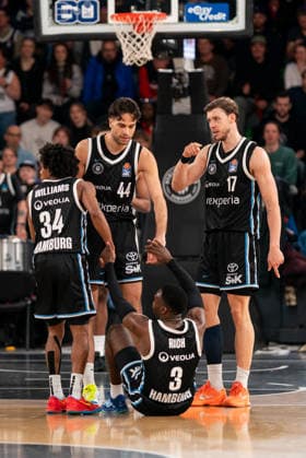 Ross Williams (Veolia Towers Hamburg, 34), Benedikt Turudic (Veolia Towers Hamburg, 44) und Niklas Wimberg (Veolia Towers Hamburg, 17) helfen Osaro Rich (Veolia Towers Hamburg, 03) hoch, GER, Veolia Towers Hamburg vs MLP Academics Heidelberg, Basketball, Bundesliga, Spieltag 24, Saison 2025 2026, 13.03.2026 GER, Veolia Towers Hamburg vs MLP Academics Heidelberg, Basketball, Bundesliga, Spieltag 24, Saison 2025 2026, 13.03.2026 Hamburg Copyright: xEibner-Pressefoto MaxxVincenx EP_MVN