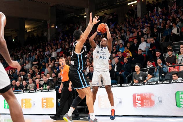 Damariae Horne (MLP Academics Heidelberg, 00) beim Wurf, Martin Breunig (Veolia Towers Hamburg, 13), GER, Veolia Towers Hamburg vs MLP Academics Heidelberg, Basketball, Bundesliga, Spieltag 24, Saison 2025 2026, 13.03.2026 GER, Veolia Towers Hamburg vs MLP Academics Heidelberg, Basketball, Bundesliga, Spieltag 24, Saison 2025 2026, 13.03.2026 Hamburg Copyright: xEibner-Pressefoto MaxxVincenx EP_MVN