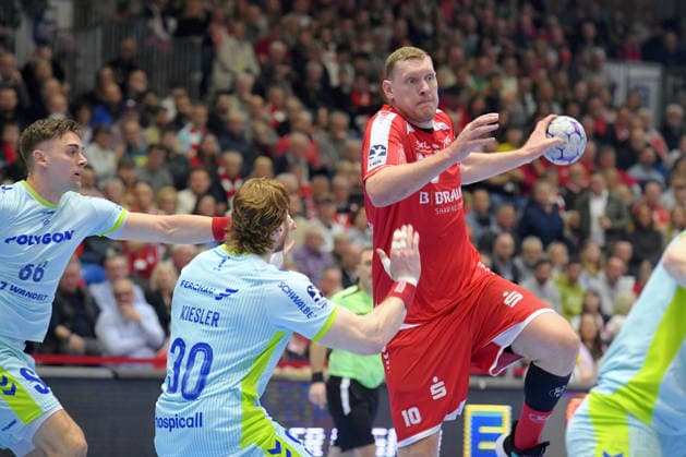 Dainis Kristopans (MT Melsungen 10) (am Ball), Tom Kiesler (VfL Gummersbach 30), Miloa Vujovic (VfL Gummersbach 6) (L) , GER, MT Melsungen - VfL Gummersbach, Handball, 1. Bundesliga, 25. Spieltag, Saison 2025 2026, 13.03.2026, GER, MT Melsungen - VfL Gummersbach, Handball, 1. Bundesliga, 25. Spieltag, Saison 2025 2026, 13.03.2026 Kassel Copyright: xEibner-Pressefotox xRolandxSippex EP_RSL