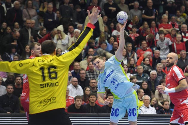 Kay Smits (VfL Gummersbach 31) beim Wurf; Adrian Sipos (MT Melsungen 8), Nebojsa Simic (Torwart MT Melsungen 16) (L) , GER, MT Melsungen - VfL Gummersbach, Handball, 1. Bundesliga, 25. Spieltag, Saison 2025 2026, 13.03.2026, GER, MT Melsungen - VfL Gummersbach, Handball, 1. Bundesliga, 25. Spieltag, Saison 2025 2026, 13.03.2026 Kassel Copyright: xEibner-Pressefotox xRolandxSippex EP_RSL