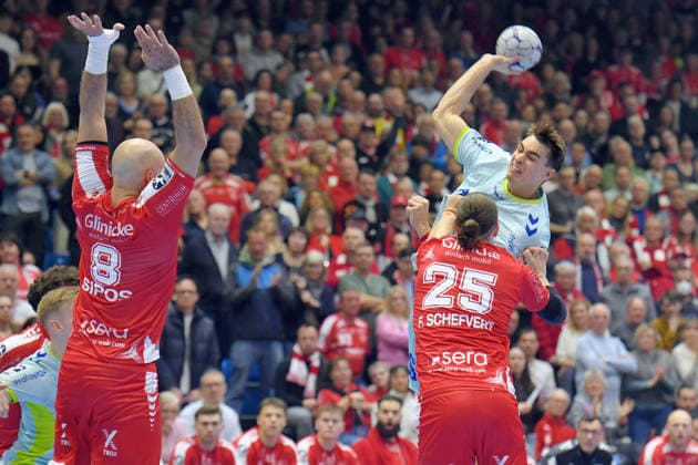 Julian Koester (VfL Gummersbach 7) beim Wurf; Adrian Sipos (MT Melsungen 8), Olle Forsell Schefvert (MT Melsungen 25) in der Abwehr , GER, MT Melsungen - VfL Gummersbach, Handball, 1. Bundesliga, 25. Spieltag, Saison 2025 2026, 13.03.2026, GER, MT Melsungen - VfL Gummersbach, Handball, 1. Bundesliga, 25. Spieltag, Saison 2025 2026, 13.03.2026 Kassel Copyright: xEibner-Pressefotox xRolandxSippex EP_RSL