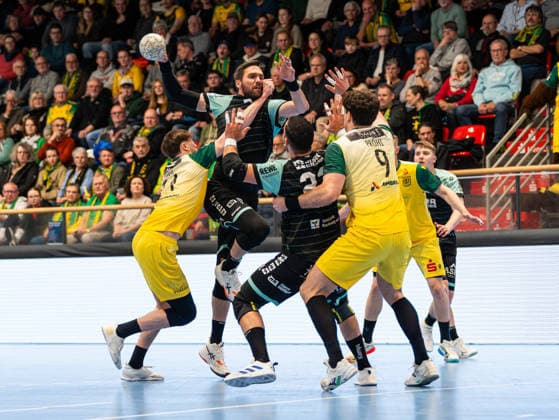 Dominik Weiss (HC Oppenweiler Backnang, 07) beim Torwurf gegen Josip Jukic (VfL Eintracht Hagen, 74) und Tilman Proehl (VfL Eintracht Hagen, 09) VfL Eintracht Hagen vs. HC Oppenweiler Backnang , Handball, 2. Bundesliga, 24. Spieltag, Saison 2025 2026, 13.03.2026 VfL Eintracht Hagen vs. HC Oppenweiler Backnang , Handball, 2. Bundesliga, 24. Spieltag, Saison 2025 2026, 13.03.2026 Hagen Copyright: xEibner-Pressefoto DamianxKruczynx EP_DKI