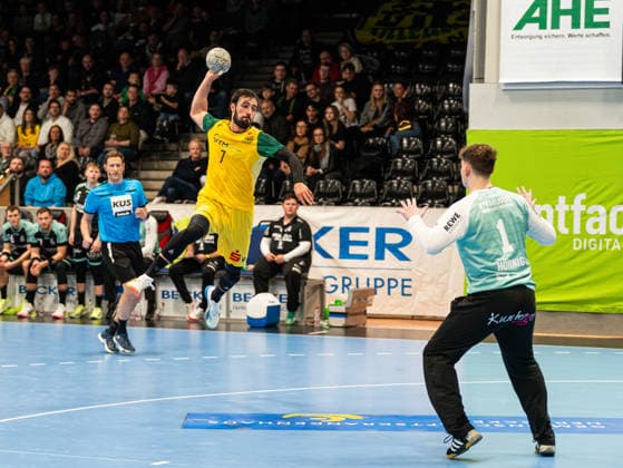 Pouya Norouzi (VfL Eintracht Hagen, 07) beim Torwurf gegen Dave Hoernig (HC Oppenweiler Backnang, 01) VfL Eintracht Hagen vs. HC Oppenweiler Backnang , Handball, 2. Bundesliga, 24. Spieltag, Saison 2025 2026, 13.03.2026 VfL Eintracht Hagen vs. HC Oppenweiler Backnang , Handball, 2. Bundesliga, 24. Spieltag, Saison 2025 2026, 13.03.2026 Hagen Copyright: xEibner-Pressefoto DamianxKruczynx EP_DKI