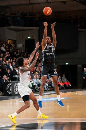 Karl Gamble (Veolia Towers Hamburg, 27) beim Wurf, Michael Weathers (MLP Academics Heidelberg, 20), GER, Veolia Towers Hamburg vs MLP Academics Heidelberg, Basketball, Bundesliga, Spieltag 24, Saison 2025 2026, 13.03.2026 GER, Veolia Towers Hamburg vs MLP Academics Heidelberg, Basketball, Bundesliga, Spieltag 24, Saison 2025 2026, 13.03.2026 Hamburg Copyright: xEibner-Pressefoto MaxxVincenx EP_MVN