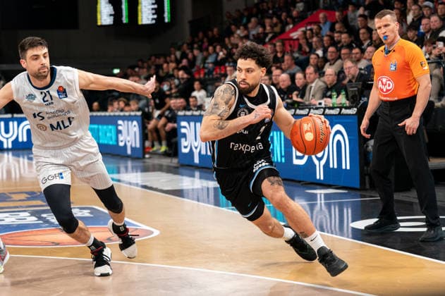 Devon Daniels (Veolia Towers Hamburg, 21) im Dribbling, Mateo Seric (MLP Academics Heidelberg, 21), GER, Veolia Towers Hamburg vs MLP Academics Heidelberg, Basketball, Bundesliga, Spieltag 24, Saison 2025 2026, 13.03.2026 GER, Veolia Towers Hamburg vs MLP Academics Heidelberg, Basketball, Bundesliga, Spieltag 24, Saison 2025 2026, 13.03.2026 Hamburg Copyright: xEibner-Pressefoto MaxxVincenx EP_MVN