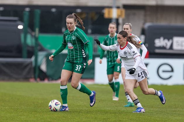 v.li.: Mara Alber (SV Werder Bremen, 37) und Ereleta Memeti (Eintracht Frankfurt, 27) im Zweikampf, Duell, Dynamik, Aktion, Action, Spielszene, DIE DFB-RICHTLINIEN UNTERSAGEN JEGLICHE NUTZUNG VON FOTOS ALS SEQUENZBILDER UND ODER VIDEOÄHNLICHE FOTOSTRECKEN. DFB REGULATIONS PROHIBIT ANY USE OF PHOTOGRAPHS AS IMAGE SEQUENCES AND OR QUASI-VIDEO., 14.03.2026, Bremen (Deutschland), Fussball, Google Pixel Frauen-Bundesliga, SV Werder Bremen - Eintracht Frankfurt