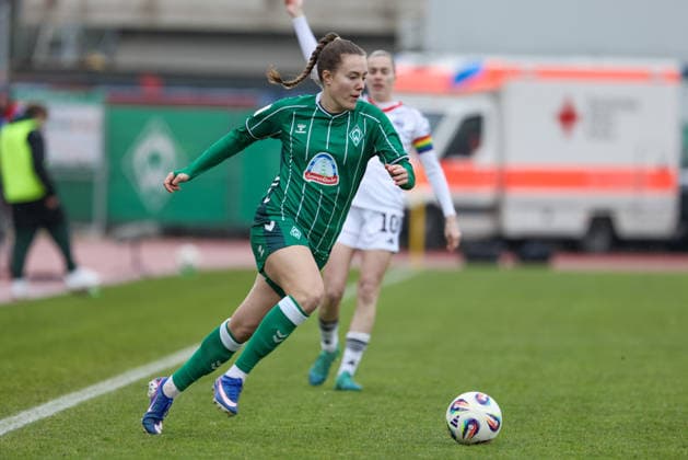 Mara Alber (SV Werder Bremen, 37) am Ball, Einzelbild, Ganzkörper, Aktion, Action, Spielszene, DIE DFB-RICHTLINIEN UNTERSAGEN JEGLICHE NUTZUNG VON FOTOS ALS SEQUENZBILDER UND ODER VIDEOÄHNLICHE FOTOSTRECKEN. DFB REGULATIONS PROHIBIT ANY USE OF PHOTOGRAPHS AS IMAGE SEQUENCES AND OR QUASI-VIDEO., 14.03.2026, Bremen (Deutschland), Fussball, Google Pixel Frauen-Bundesliga, SV Werder Bremen - Eintracht Frankfurt