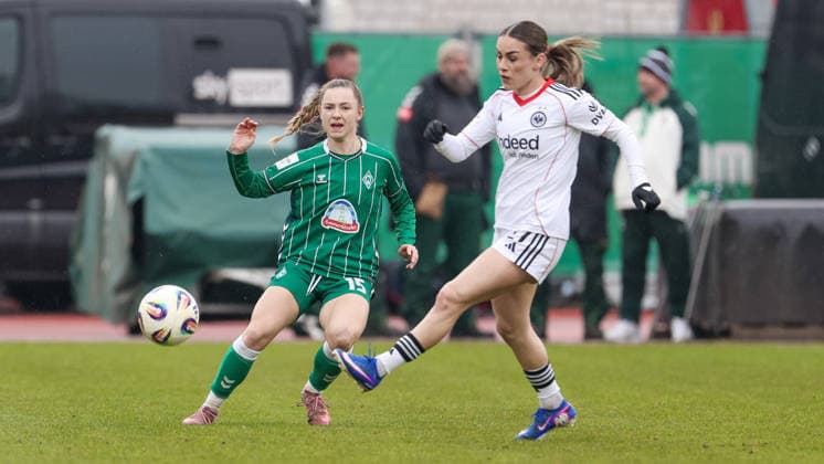 v.li.: Michelle Weiß (SV Werder Bremen, 15) und Ereleta Memeti (Eintracht Frankfurt, 27) im Zweikampf, Duell, Dynamik, Aktion, Action, Spielszene, DIE DFB-RICHTLINIEN UNTERSAGEN JEGLICHE NUTZUNG VON FOTOS ALS SEQUENZBILDER UND ODER VIDEOÄHNLICHE FOTOSTRECKEN. DFB REGULATIONS PROHIBIT ANY USE OF PHOTOGRAPHS AS IMAGE SEQUENCES AND OR QUASI-VIDEO., 14.03.2026, Bremen (Deutschland), Fussball, Google Pixel Frauen-Bundesliga, SV Werder Bremen - Eintracht Frankfurt