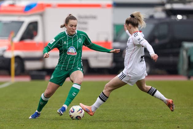 v.li.: Mara Alber (SV Werder Bremen, 37) und Nina Lührßen (Eintracht Frankfurt, 11) im Zweikampf, Duell, Dynamik, Aktion, Action, Spielszene, DIE DFB-RICHTLINIEN UNTERSAGEN JEGLICHE NUTZUNG VON FOTOS ALS SEQUENZBILDER UND ODER VIDEOÄHNLICHE FOTOSTRECKEN. DFB REGULATIONS PROHIBIT ANY USE OF PHOTOGRAPHS AS IMAGE SEQUENCES AND OR QUASI-VIDEO., 14.03.2026, Bremen (Deutschland), Fussball, Google Pixel Frauen-Bundesliga, SV Werder Bremen - Eintracht Frankfurt