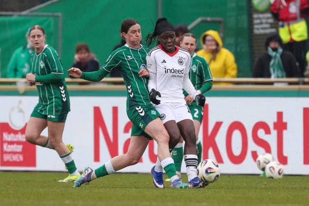 v.li.: Lara Schmidt (SV Werder Bremen, 24) und Nicole Anyomi (Eintracht Frankfurt, 19) im Zweikampf, Duell, Dynamik, Aktion, Action, Spielszene, DIE DFB-RICHTLINIEN UNTERSAGEN JEGLICHE NUTZUNG VON FOTOS ALS SEQUENZBILDER UND ODER VIDEOÄHNLICHE FOTOSTRECKEN. DFB REGULATIONS PROHIBIT ANY USE OF PHOTOGRAPHS AS IMAGE SEQUENCES AND OR QUASI-VIDEO., 14.03.2026, Bremen (Deutschland), Fussball, Google Pixel Frauen-Bundesliga, SV Werder Bremen - Eintracht Frankfurt