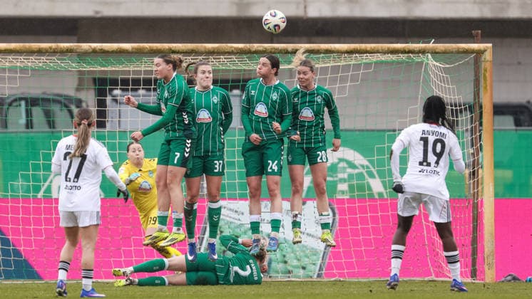 Nicole Anyomi (Eintracht Frankfurt, 19) erzielt das Tor zum 0:1, Treffer, Highlight, Torerfolg, DIE DFB-RICHTLINIEN UNTERSAGEN JEGLICHE NUTZUNG VON FOTOS ALS SEQUENZBILDER UND ODER VIDEOÄHNLICHE FOTOSTRECKEN. DFB REGULATIONS PROHIBIT ANY USE OF PHOTOGRAPHS AS IMAGE SEQUENCES AND OR QUASI-VIDEO., 14.03.2026, Bremen (Deutschland), Fussball, Google Pixel Frauen-Bundesliga, SV Werder Bremen - Eintracht Frankfurt