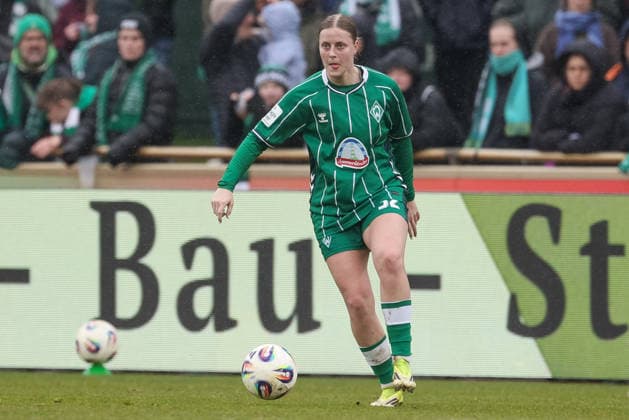 Sarah Gutmann (SV Werder Bremen, 32) am Ball, Freisteller, Einzelbild, Ganzkörper, Aktion, Action, Spielszene, DIE DFB-RICHTLINIEN UNTERSAGEN JEGLICHE NUTZUNG VON FOTOS ALS SEQUENZBILDER UND ODER VIDEOÄHNLICHE FOTOSTRECKEN. DFB REGULATIONS PROHIBIT ANY USE OF PHOTOGRAPHS AS IMAGE SEQUENCES AND OR QUASI-VIDEO., 14.03.2026, Bremen (Deutschland), Fussball, Google Pixel Frauen-Bundesliga, SV Werder Bremen - Eintracht Frankfurt