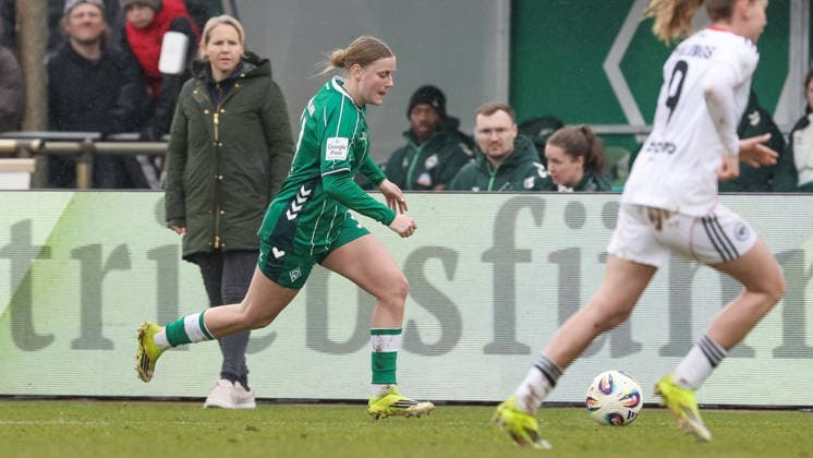 Sarah Gutmann (SV Werder Bremen, 32) am Ball, Einzelbild, Ganzkörper, Aktion, Action, Spielszene, DIE DFB-RICHTLINIEN UNTERSAGEN JEGLICHE NUTZUNG VON FOTOS ALS SEQUENZBILDER UND ODER VIDEOÄHNLICHE FOTOSTRECKEN. DFB REGULATIONS PROHIBIT ANY USE OF PHOTOGRAPHS AS IMAGE SEQUENCES AND OR QUASI-VIDEO., 14.03.2026, Bremen (Deutschland), Fussball, Google Pixel Frauen-Bundesliga, SV Werder Bremen - Eintracht Frankfurt