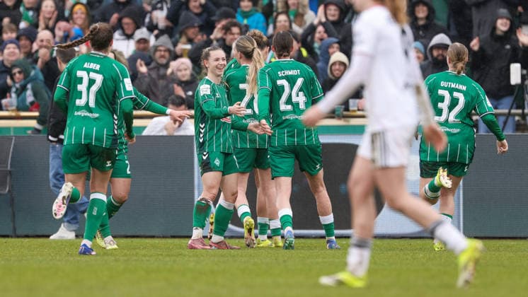 Spielerinnen des SV Werder Bremen mit Torjubel, Jubel, jubeln, jubelt, optimistisch, Spielszene, Highlight, Freude über das Tor zum 2:2, DIE DFB-RICHTLINIEN UNTERSAGEN JEGLICHE NUTZUNG VON FOTOS ALS SEQUENZBILDER UND ODER VIDEOÄHNLICHE FOTOSTRECKEN. DFB REGULATIONS PROHIBIT ANY USE OF PHOTOGRAPHS AS IMAGE SEQUENCES AND OR QUASI-VIDEO., 14.03.2026, Bremen (Deutschland), Fussball, Google Pixel Frauen-Bundesliga, SV Werder Bremen - Eintracht Frankfurt