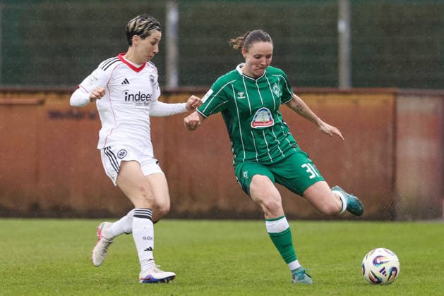 v.li.: Sara Doorsoun Khajeh (Eintracht Frankfurt, 23) und Verena Wieder (SV Werder Bremen, 31) im Zweikampf, Duell, Dynamik, Aktion, Action, Spielszene, DIE DFB-RICHTLINIEN UNTERSAGEN JEGLICHE NUTZUNG VON FOTOS ALS SEQUENZBILDER UND ODER VIDEOÄHNLICHE FOTOSTRECKEN. DFB REGULATIONS PROHIBIT ANY USE OF PHOTOGRAPHS AS IMAGE SEQUENCES AND OR QUASI-VIDEO., 14.03.2026, Bremen (Deutschland), Fussball, Google Pixel Frauen-Bundesliga, SV Werder Bremen - Eintracht Frankfurt