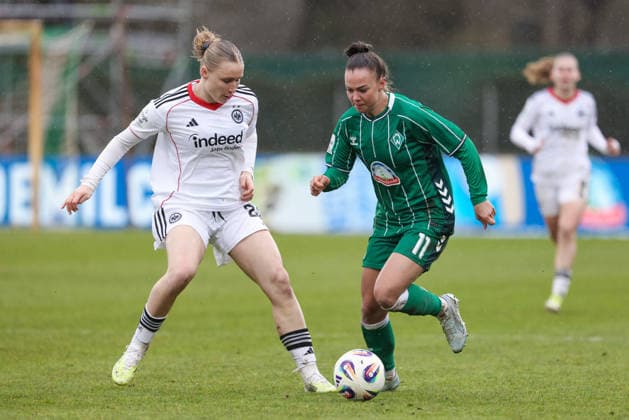 v.li.: Jella Veit (Eintracht Frankfurt, 25) und Maja Sternad (SV Werder Bremen, 11) im Zweikampf, Duell, Dynamik, Aktion, Action, Spielszene, DIE DFB-RICHTLINIEN UNTERSAGEN JEGLICHE NUTZUNG VON FOTOS ALS SEQUENZBILDER UND ODER VIDEOÄHNLICHE FOTOSTRECKEN. DFB REGULATIONS PROHIBIT ANY USE OF PHOTOGRAPHS AS IMAGE SEQUENCES AND OR QUASI-VIDEO., 14.03.2026, Bremen (Deutschland), Fussball, Google Pixel Frauen-Bundesliga, SV Werder Bremen - Eintracht Frankfurt