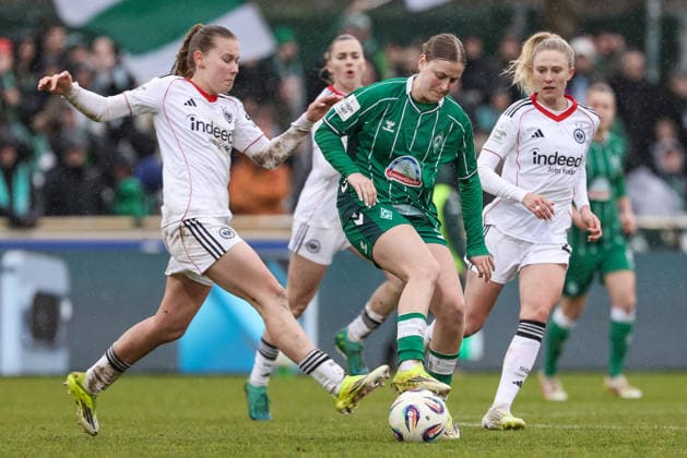 v.li.: Jarne Teulings (Eintracht Frankfurt, 9) und Sarah Gutmann (SV Werder Bremen, 32) im Zweikampf, Duell, Dynamik, Aktion, Action, Spielszene, DIE DFB-RICHTLINIEN UNTERSAGEN JEGLICHE NUTZUNG VON FOTOS ALS SEQUENZBILDER UND ODER VIDEOÄHNLICHE FOTOSTRECKEN. DFB REGULATIONS PROHIBIT ANY USE OF PHOTOGRAPHS AS IMAGE SEQUENCES AND OR QUASI-VIDEO., 14.03.2026, Bremen (Deutschland), Fussball, Google Pixel Frauen-Bundesliga, SV Werder Bremen - Eintracht Frankfurt