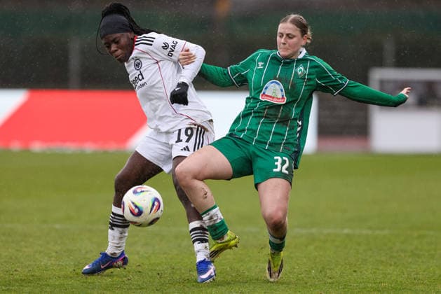 v.li.: Nicole Anyomi (Eintracht Frankfurt, 19) und Sarah Gutmann (SV Werder Bremen, 32) im Zweikampf, Duell, Dynamik, Aktion, Action, Spielszene, DIE DFB-RICHTLINIEN UNTERSAGEN JEGLICHE NUTZUNG VON FOTOS ALS SEQUENZBILDER UND ODER VIDEOÄHNLICHE FOTOSTRECKEN. DFB REGULATIONS PROHIBIT ANY USE OF PHOTOGRAPHS AS IMAGE SEQUENCES AND OR QUASI-VIDEO., 14.03.2026, Bremen (Deutschland), Fussball, Google Pixel Frauen-Bundesliga, SV Werder Bremen - Eintracht Frankfurt
