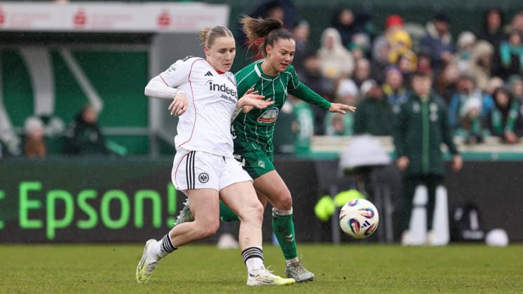 v.li.: Jella Veit (Eintracht Frankfurt, 25) und Maja Sternad (SV Werder Bremen, 11) im Zweikampf, Duell, Dynamik, Aktion, Action, Spielszene, DIE DFB-RICHTLINIEN UNTERSAGEN JEGLICHE NUTZUNG VON FOTOS ALS SEQUENZBILDER UND ODER VIDEOÄHNLICHE FOTOSTRECKEN. DFB REGULATIONS PROHIBIT ANY USE OF PHOTOGRAPHS AS IMAGE SEQUENCES AND OR QUASI-VIDEO., 14.03.2026, Bremen (Deutschland), Fussball, Google Pixel Frauen-Bundesliga, SV Werder Bremen - Eintracht Frankfurt