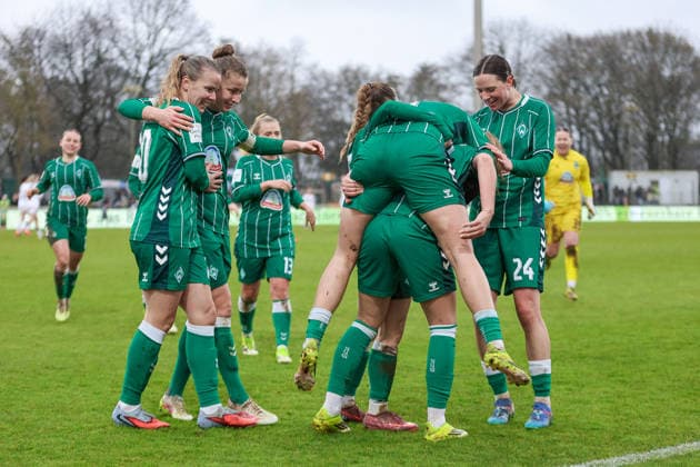 Spielerinnen des SV Werder Bremen mit Torjubel, Jubel, jubeln, jubelt, optimistisch, Spielszene, Highlight, Freude über das Tor zum 4:2, DIE DFB-RICHTLINIEN UNTERSAGEN JEGLICHE NUTZUNG VON FOTOS ALS SEQUENZBILDER UND ODER VIDEOÄHNLICHE FOTOSTRECKEN. DFB REGULATIONS PROHIBIT ANY USE OF PHOTOGRAPHS AS IMAGE SEQUENCES AND OR QUASI-VIDEO., 14.03.2026, Bremen (Deutschland), Fussball, Google Pixel Frauen-Bundesliga, SV Werder Bremen - Eintracht Frankfurt