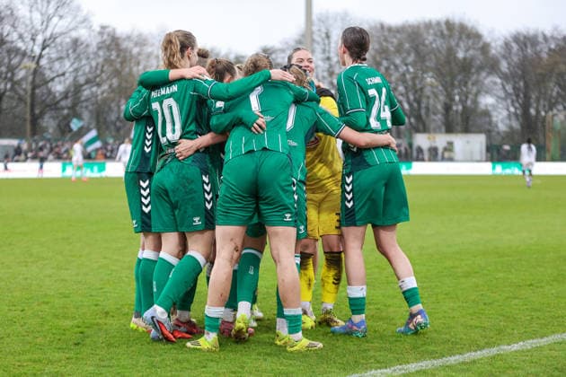 Spielerinnen des SV Werder Bremen mit Torjubel, Jubel, jubeln, jubelt, optimistisch, Spielszene, Highlight, Freude über das Tor zum 4:2, DIE DFB-RICHTLINIEN UNTERSAGEN JEGLICHE NUTZUNG VON FOTOS ALS SEQUENZBILDER UND ODER VIDEOÄHNLICHE FOTOSTRECKEN. DFB REGULATIONS PROHIBIT ANY USE OF PHOTOGRAPHS AS IMAGE SEQUENCES AND OR QUASI-VIDEO., 14.03.2026, Bremen (Deutschland), Fussball, Google Pixel Frauen-Bundesliga, SV Werder Bremen - Eintracht Frankfurt