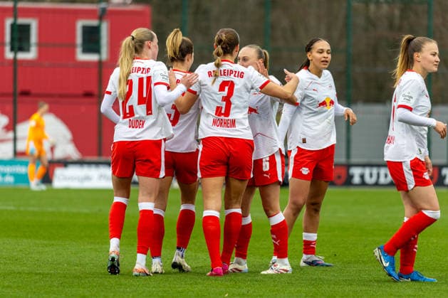 Deutschland, Google Pixel Frauen-Bundesliga, Saison 2025 2026, 20. Spieltag, Trainingszentrum Cottaweg, RB Leipzig vs 1.FC Union Berlin, Torjubel Dudek Nikoline (RB Leipzig, 24),Starke Sandra (RB Leipzig, 13), Joly Lou-Ann (RB Leipzig, 6), Starke Sandra (RB Leipzig, 13), Baum Lisa (RB Leipzig, 11) Copyright: xMichellexLukax