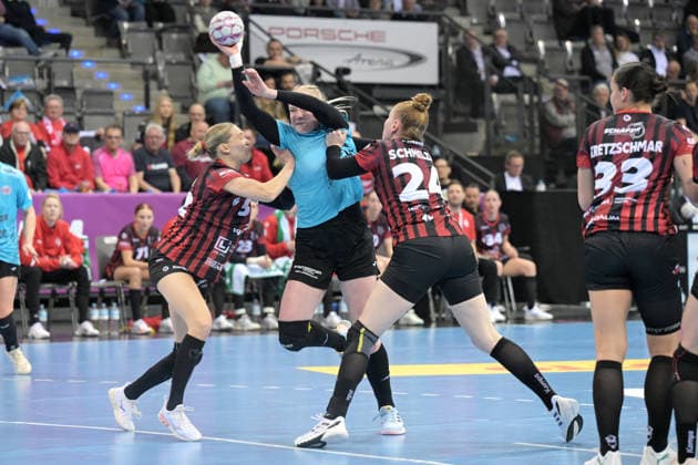Johanna Reichert (Thueringer HC, 29) im Zweikampf mit Meike Schmelzer (HSG Bensheim Auerbach, 24) und Neele Mara Orth (HSG Bensheim Auerbach, 32) Thueringer HC vs. HSG Bensheim Auerbach, Handball, Frauen, DHB Pokal Haushahn Final 4, Halbfinale, Saison 2025 2026, 14.03.2026 Thueringer HC vs. HSG Bensheim Auerbach, Handball, Frauen, DHB Pokal Haushahn Final 4, Halbfinale, Saison 2025 2026, 14.03.2026 Stuttgart Copyright: xEibner-Pressefoto TobiasxBaurx EP_TBR