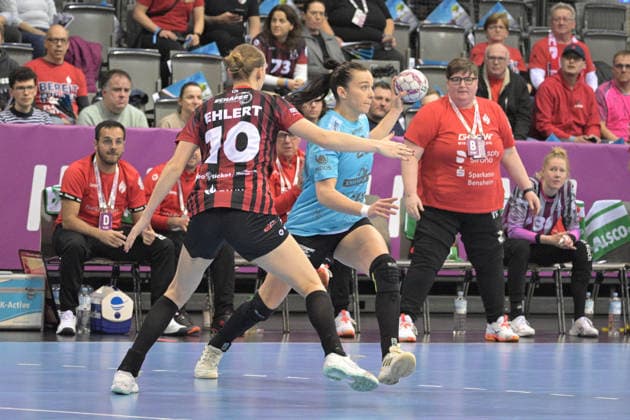 Jana Scheib (Thueringer HC, 20) am mit Ball im Zweikampf mit Matilda Ehlert (HSG Bensheim Auerbach, 10) Thueringer HC vs. HSG Bensheim Auerbach, Handball, Frauen, DHB Pokal Haushahn Final 4, Halbfinale, Saison 2025 2026, 14.03.2026 Thueringer HC vs. HSG Bensheim Auerbach, Handball, Frauen, DHB Pokal Haushahn Final 4, Halbfinale, Saison 2025 2026, 14.03.2026 Stuttgart Copyright: xEibner-Pressefoto TobiasxBaurx EP_TBR