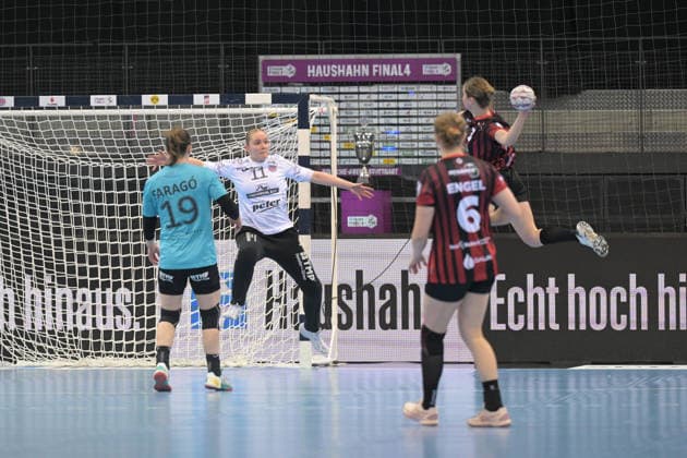 Laura Kuske (Thueringer HC, 11) im Tor im Zweikampf mit Amelie Berger (HSG Bensheim Auerbach, 03) Thueringer HC vs. HSG Bensheim Auerbach, Handball, Frauen, DHB Pokal Haushahn Final 4, Halbfinale, Saison 2025 2026, 14.03.2026 Thueringer HC vs. HSG Bensheim Auerbach, Handball, Frauen, DHB Pokal Haushahn Final 4, Halbfinale, Saison 2025 2026, 14.03.2026 Stuttgart Copyright: xEibner-Pressefoto TobiasxBaurx EP_TBR