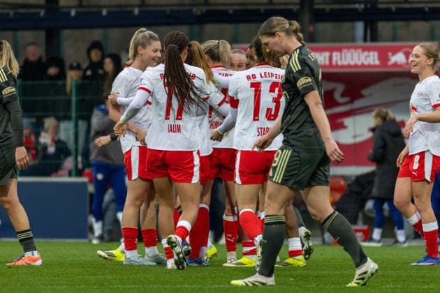 Deutschland, Google Pixel Frauen-Bundesliga, Saison 2025 2026, 20. Spieltag, Trainingszentrum Cottaweg, RB Leipzig vs 1.FC Union Berlin, Torjubel nach dem Tor zum 2:1 für RB Leipzig, Boboy Delice (RB Leipzig, 17), Starke Sandra (RB Leipzig, 13), Schimmer Marleen (RB Leipzig, 14), l6, Oteng Persis (RB Leipzig, 9), Copyright: xMichellexLukax