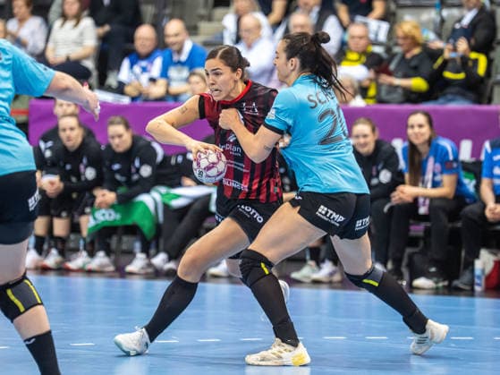 Lucie-Marie Kretzschmar (HSG Bensheim Auerbach, 33) im Zweikampf mit Jana Leonie Scheib (Thueringer HC, 20), Thueringer HC vs. HSG Bensheim Auerbach, Handball, DHB Pokal Haushahn Final 4, Spielzeit 2025 2026, 14.03.2026 Thueringer HC vs. HSG Bensheim Auerbach, Handball, DHB Pokal Haushahn Final 4, Spielzeit 2025 2026, 14.03.2026 Stuttgart Copyright: xMichaelxSchmidt Eibner-Pressefotx EP_MST