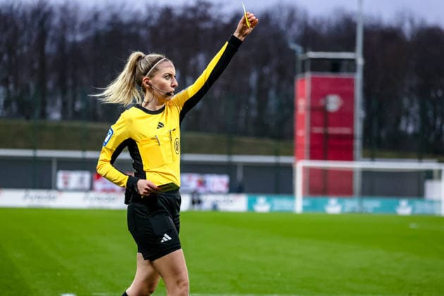 Julia Boike (Schiedsrichterin) gibt gelbe Karte, RB Leipzig Frauen vs. 1. FC Union Berlin Frauen, Fussball, Google Pixel Frauen-Bundesliga, 20. Spieltag, Saison 2025 2026, 14.03.2026 ,¨ DFL REGULATIONS PROHIBIT ANY USE OF PHOTOGRAPHS AS IMAGE SEQUENCES AND OR QUASI-VIDEO,¨ RB Leipzig Frauen vs. 1. FC Union Berlin Frauen, Fussball, Google Pixel Frauen-Bundesliga, 20. Spieltag, Saison 2025 2026, 14.03.2026 Leipzig Copyright: xEibner-Pressefoto LauraxRoemerx EP_LRR