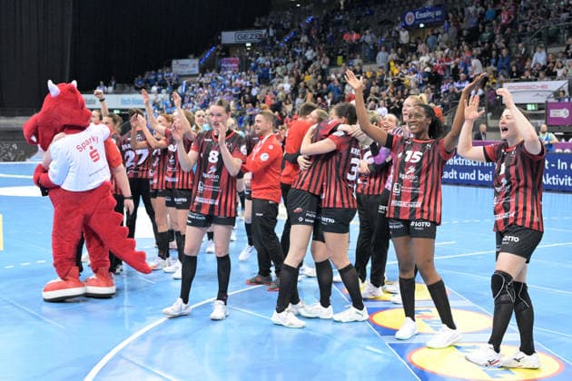 die HSG Bensheim Auerbach feiert mit den Fans den Finaleinzug Thueringer HC vs. HSG Bensheim Auerbach, Handball, Frauen, DHB Pokal Haushahn Final 4, Halbfinale, Saison 2025 2026, 14.03.2026 Thueringer HC vs. HSG Bensheim Auerbach, Handball, Frauen, DHB Pokal Haushahn Final 4, Halbfinale, Saison 2025 2026, 14.03.2026 Stuttgart Copyright: xEibner-Pressefoto TobiasxBaurx EP_TBR