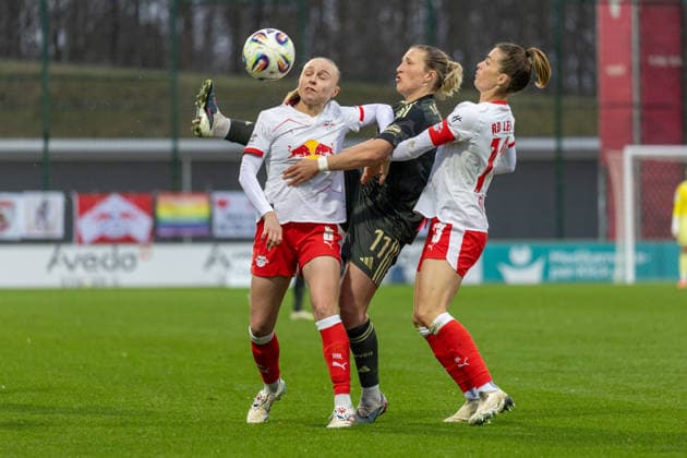 Deutschland, Google Pixel Frauen-Bundesliga, Saison 2025 2026, 20. Spieltag, Trainingszentrum Cottaweg, RB Leipzig vs 1.FC Union Berlin, Joly Lou-Ann (RB Leipzig, 6), Starke Sandra (RB Leipzig, 13) im Zweikampf gegen Orschmann Dina (1. FC Union Berlin, 11) Copyright: xMichellexLukax