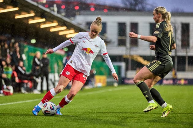 14.03.2026, GER, Frauenfußball, BL, 2025 2026, RB Leipzig - 1. FC Union Berlin Victoria Krug (20, RB Leipzig, li.), Aktion, mit Ball, Zweikampf, an der Seitenlinie, im Regen Leipzig Trainingszentrum der Roten Bulle Sachsen Deutschland