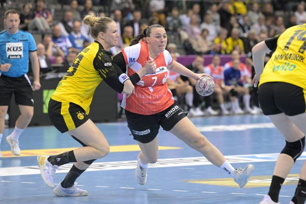 Diana Doegg Magnusdottir (HSG Blomberg-Lippe, 07) im Zweikampf mit Emma Olsson (BVB Borussia Dortmund Handball, 29) BVB Borussia Dortmund Handball vs. HSG Blomberg-Lippe, Handball, Frauen, DHB Pokal Haushahn Final 4, Halbfinale, Saison 2025 2026, 14.03.2026 BVB Borussia Dortmund Handball vs. HSG Blomberg-Lippe, Handball, Frauen, DHB Pokal Haushahn Final 4, Halbfinale, Saison 2025 2026, 14.03.2026 Stuttgart Copyright: xEibner-Pressefoto TobiasxBaurx EP_TBR