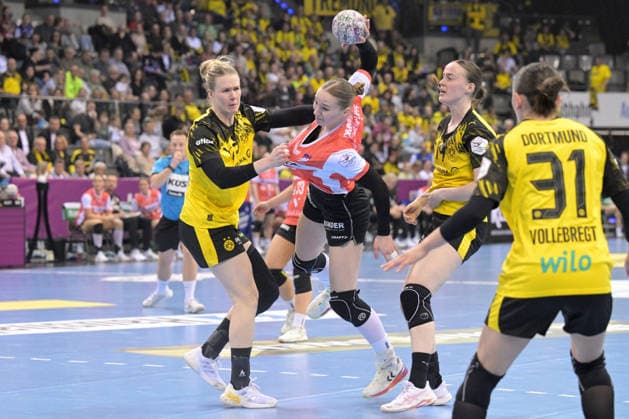 Nieke Kuehne (HSG Blomberg-Lippe, 09) im Zweikampf mit Emma Olsson (BVB Borussia Dortmund Handball, 29) BVB Borussia Dortmund Handball vs. HSG Blomberg-Lippe, Handball, Frauen, DHB Pokal Haushahn Final 4, Halbfinale, Saison 2025 2026, 14.03.2026 BVB Borussia Dortmund Handball vs. HSG Blomberg-Lippe, Handball, Frauen, DHB Pokal Haushahn Final 4, Halbfinale, Saison 2025 2026, 14.03.2026 Stuttgart Copyright: xEibner-Pressefoto TobiasxBaurx EP_TBR
