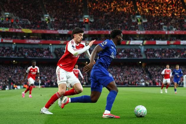 Tim Iroegbunam of Everton chased by Kai Havertz of Arsenal Arsenal v Everton, Premier League, Football, Emirates Stadium, London, UK - 14 Mar 2026London Emirates Stadium United Kingdom EDITORIAL USE ONLY No use with unauthorised audio, video, data, fixture lists, club league logos or live services. Online in-match use limited to 120 images, no video emulation. No use in betting, games or single club league player publications. Copyright: xSimonxDael Shutterstockx 16757237w