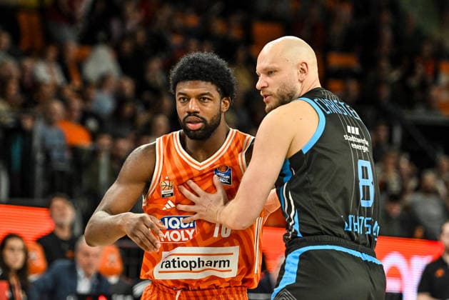 GER, BBL, ratiopharm Ulm vs Science City Jena 14.03.2026, ratiopharm arena, Neu-Ulm, GER, BBL, ratiopharm Ulm vs Science City Jena, im Bild Malik Osborne (Ulm, 10), Robin Christen (Jena, 8)