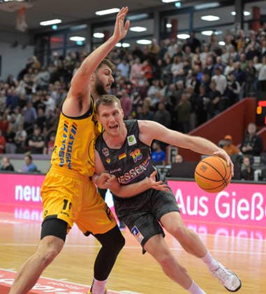 Aeneas Jung, Till Gloger 2.Bundesliga Pro A, 27. Spieltag, 46ers, Basketball, Basketball Saison 2025 2026, BBL, Deutschland, Gießen 46ers Bozic Estriche Knights Kirchheim, Gießen in grau, Herren, Kirchheim gelb